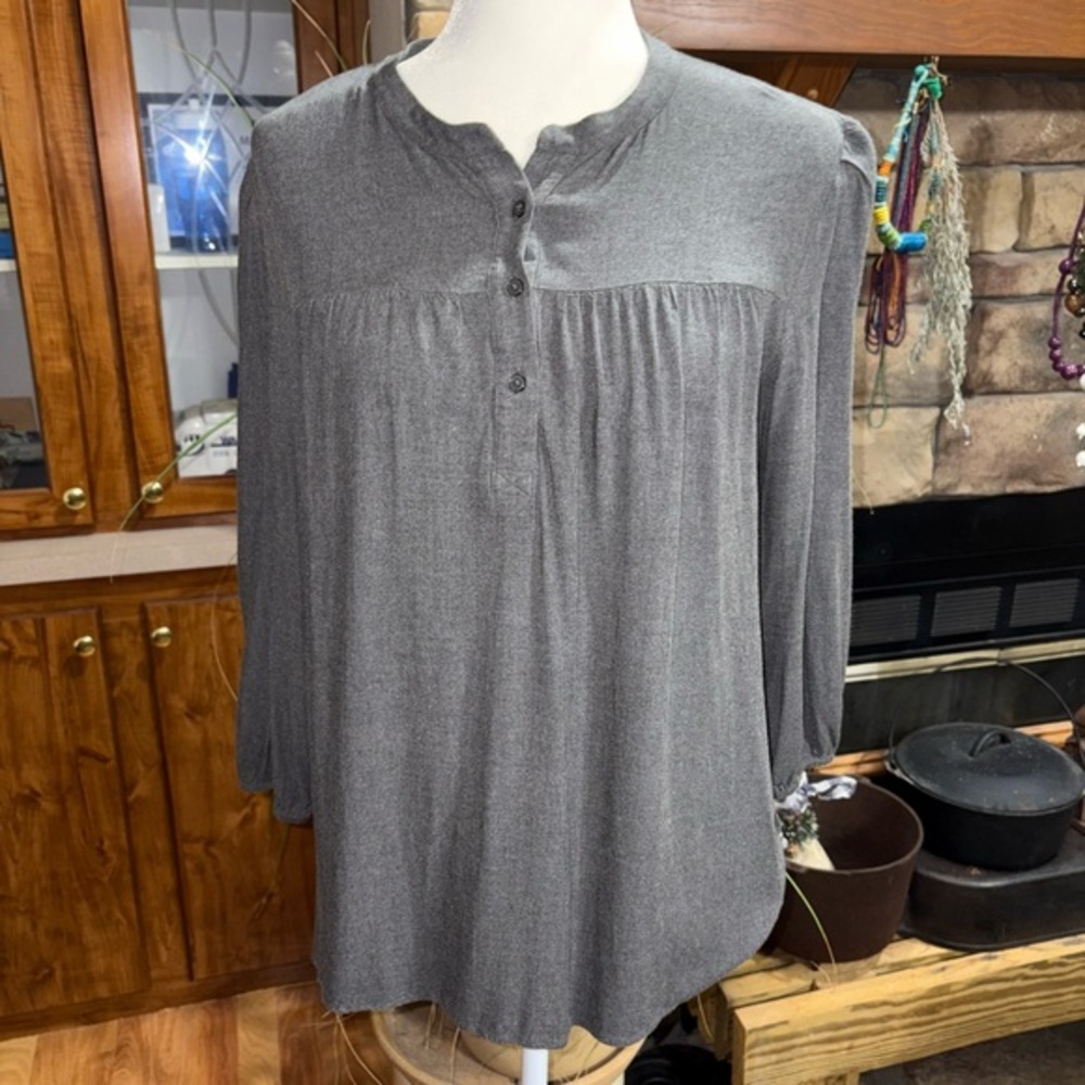 LOFT OUTLET SIZE X-LARGE GRAY 3/4 SLEEVE TOP BUTTONS ON CHEST ELASTIC ON SLEEVES